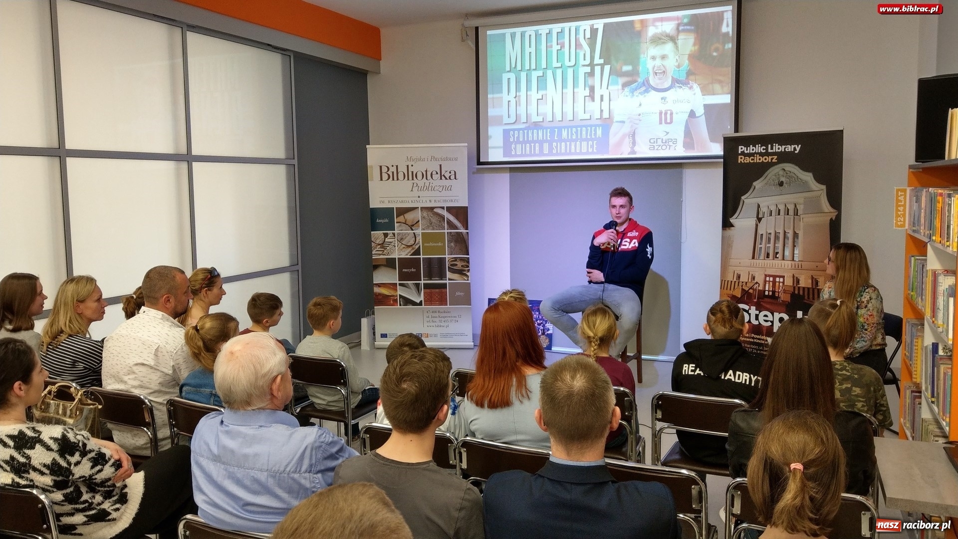Zdjęcie w galerii na portalu naszraciborz.pl: Siatkarki Mistrz Świata odwiedził raciborską książnicę wiadomości z regionu