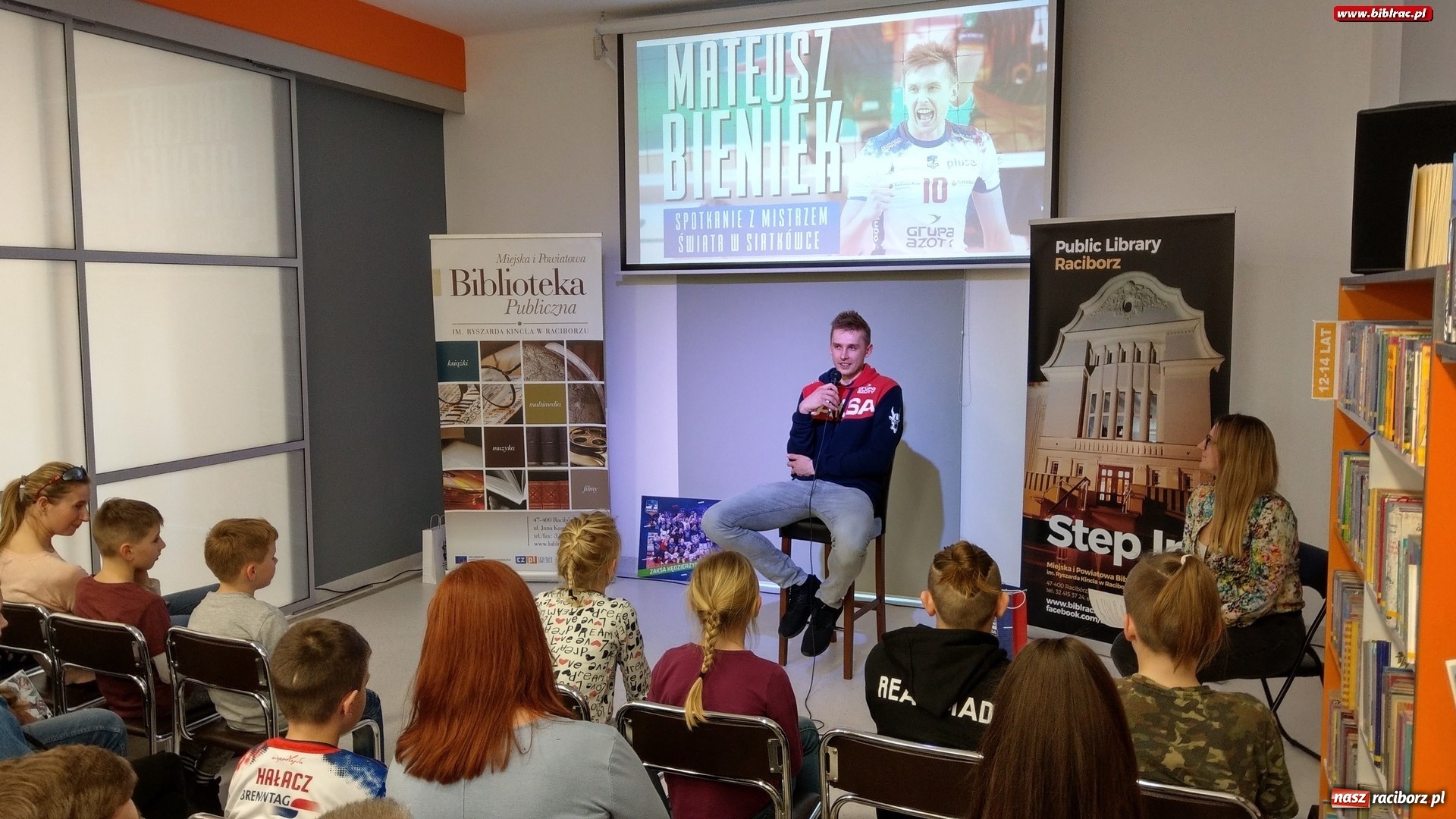 Zdjęcie w galerii na portalu naszraciborz.pl: Siatkarki Mistrz Świata odwiedził raciborską książnicę wiadomości z regionu