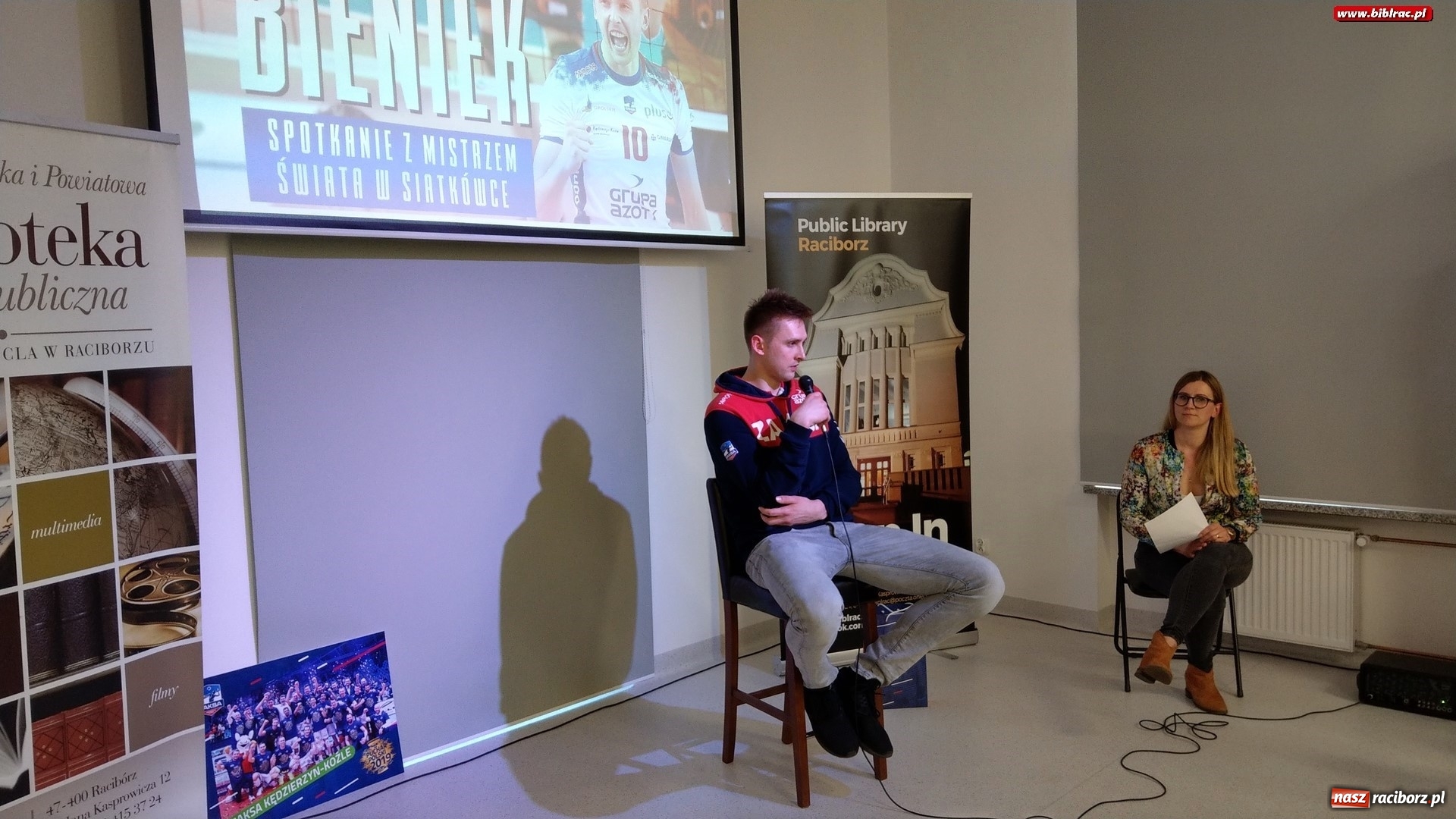 Zdjęcie w galerii na portalu naszraciborz.pl: Siatkarki Mistrz Świata odwiedził raciborską książnicę wiadomości z regionu