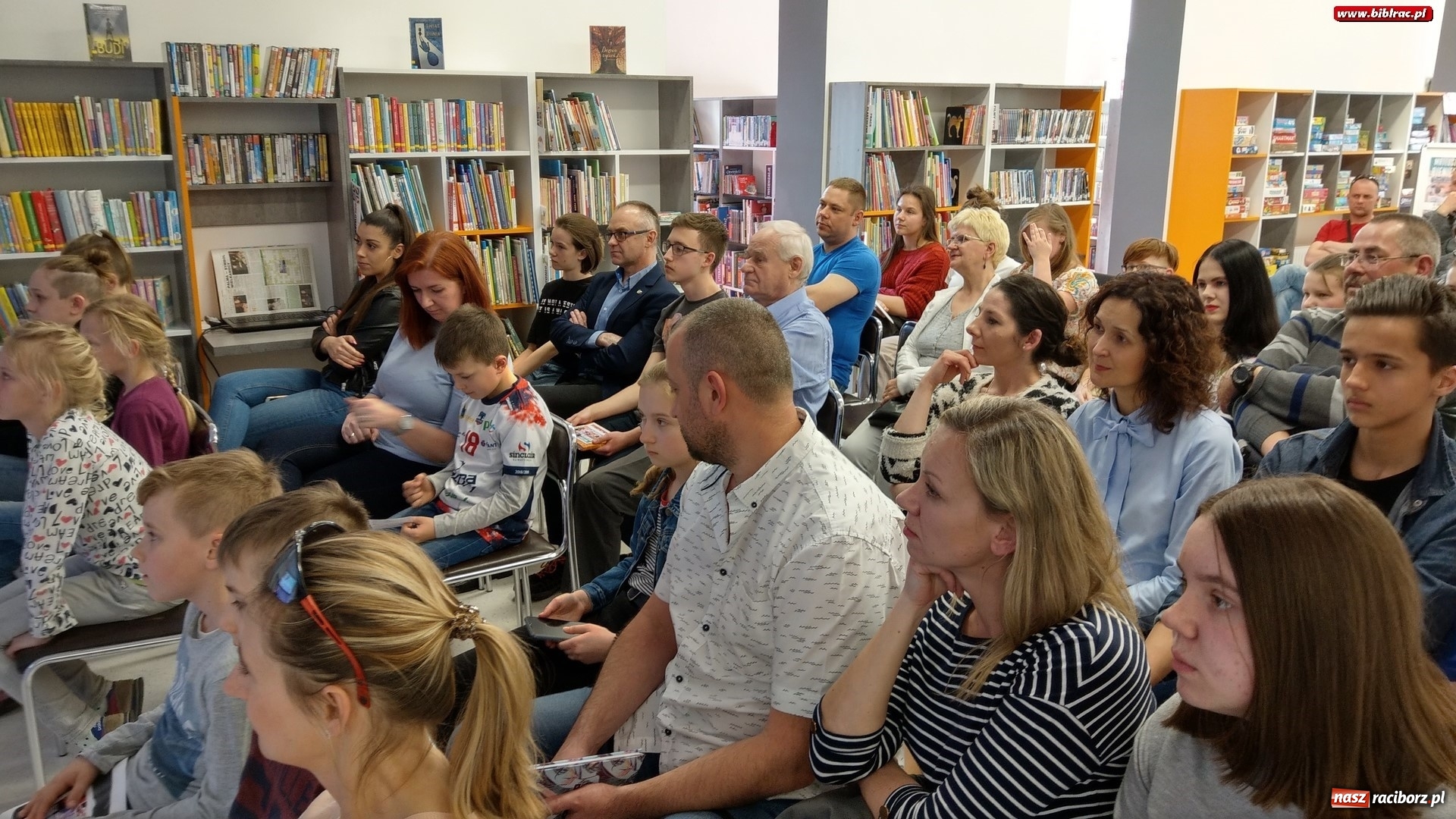 Zdjęcie w galerii na portalu naszraciborz.pl: Siatkarki Mistrz Świata odwiedził raciborską książnicę wiadomości z regionu