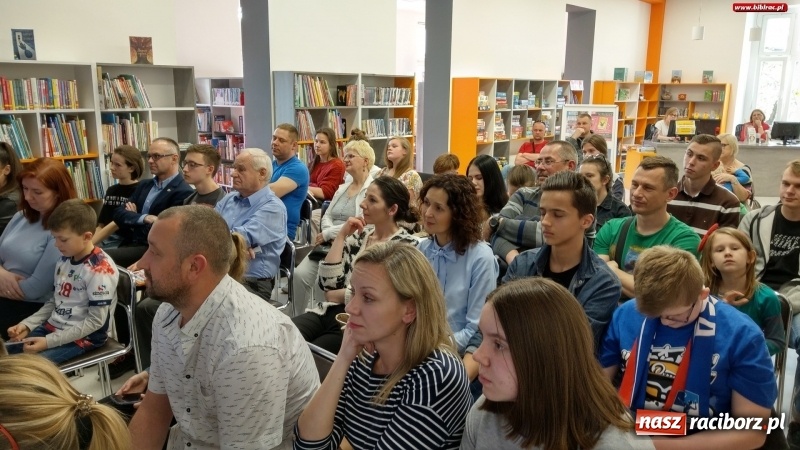 Zdjęcie w galerii na portalu naszraciborz.pl: Siatkarki Mistrz Świata odwiedził raciborską książnicę wiadomości z regionu