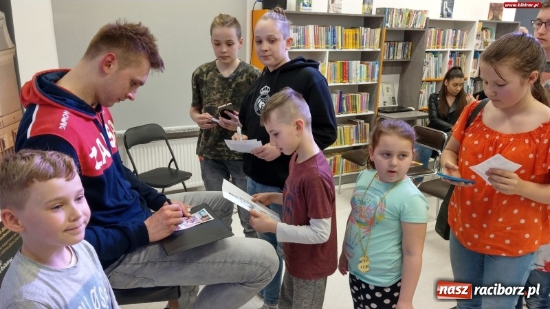 Zdjęcie w galerii na portalu naszraciborz.pl: Siatkarki Mistrz Świata odwiedził raciborską książnicę wiadomości z regionu