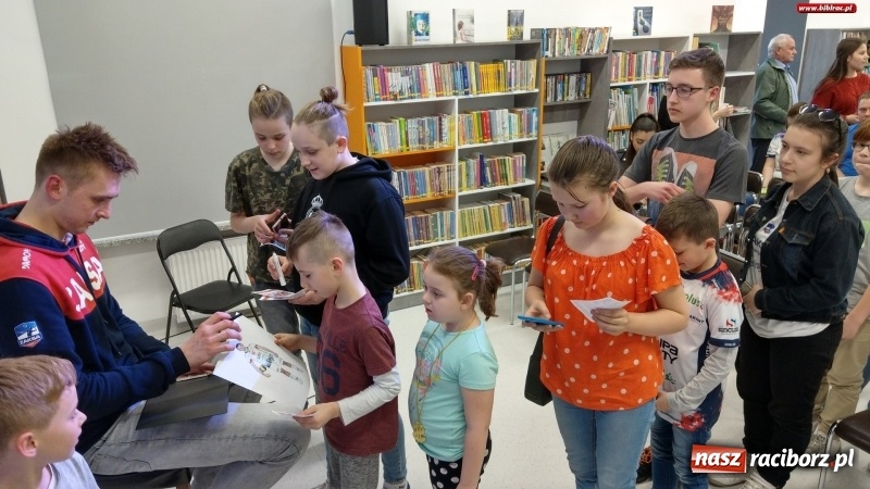 Zdjęcie w galerii na portalu naszraciborz.pl: Siatkarki Mistrz Świata odwiedził raciborską książnicę wiadomości z regionu