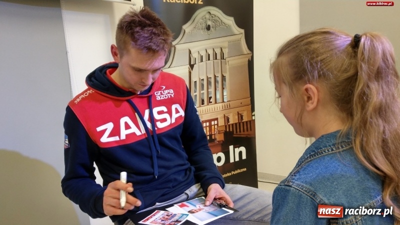 Zdjęcie w galerii na portalu naszraciborz.pl: Siatkarki Mistrz Świata odwiedził raciborską książnicę wiadomości z regionu