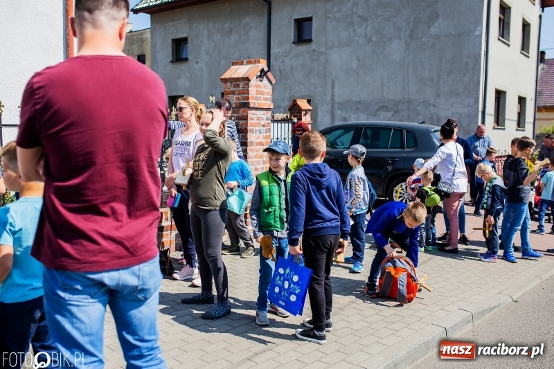 Zdjęcie w galerii na portalu naszraciborz.pl: W Raciborzu-Sudole znów było dziś słychać klekotki wiadomości z regionu