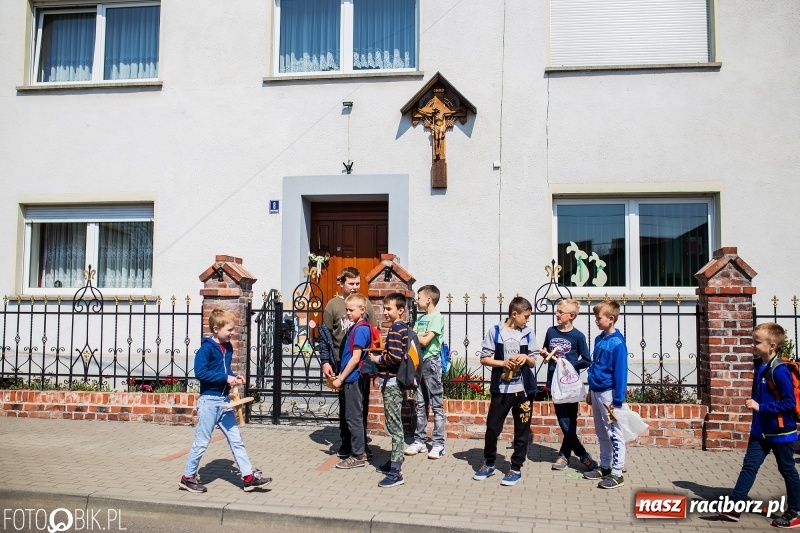 Zdjęcie w galerii na portalu naszraciborz.pl: W Raciborzu-Sudole znów było dziś słychać klekotki wiadomości z regionu
