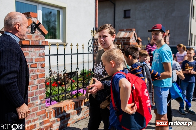 Zdjęcie w galerii na portalu naszraciborz.pl: W Raciborzu-Sudole znów było dziś słychać klekotki wiadomości z regionu