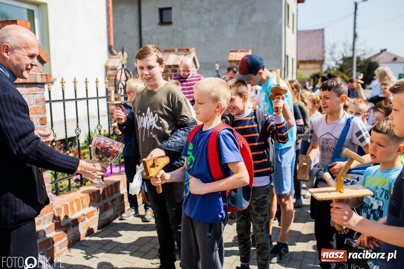Zdjęcie w galerii na portalu naszraciborz.pl: W Raciborzu-Sudole znów było dziś słychać klekotki wiadomości z regionu