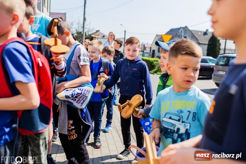 Zdjęcie w galerii na portalu naszraciborz.pl: W Raciborzu-Sudole znów było dziś słychać klekotki wiadomości z regionu