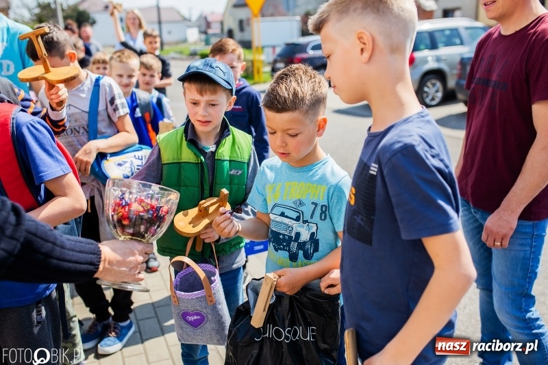 Zdjęcie w galerii na portalu naszraciborz.pl: W Raciborzu-Sudole znów było dziś słychać klekotki wiadomości z regionu
