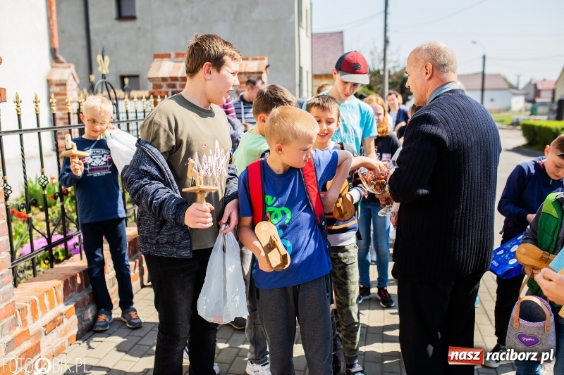 Zdjęcie w galerii na portalu naszraciborz.pl: W Raciborzu-Sudole znów było dziś słychać klekotki wiadomości z regionu