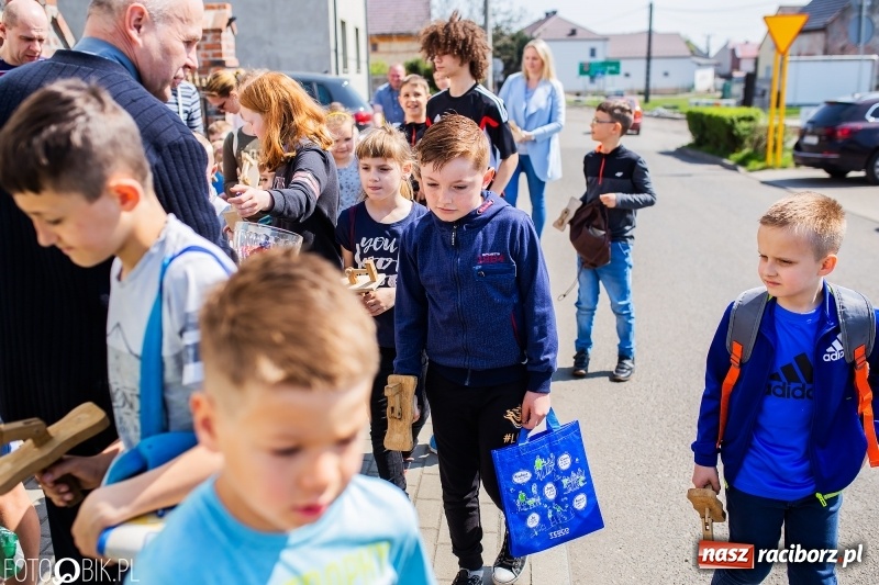 Zdjęcie w galerii na portalu naszraciborz.pl: W Raciborzu-Sudole znów było dziś słychać klekotki wiadomości z regionu