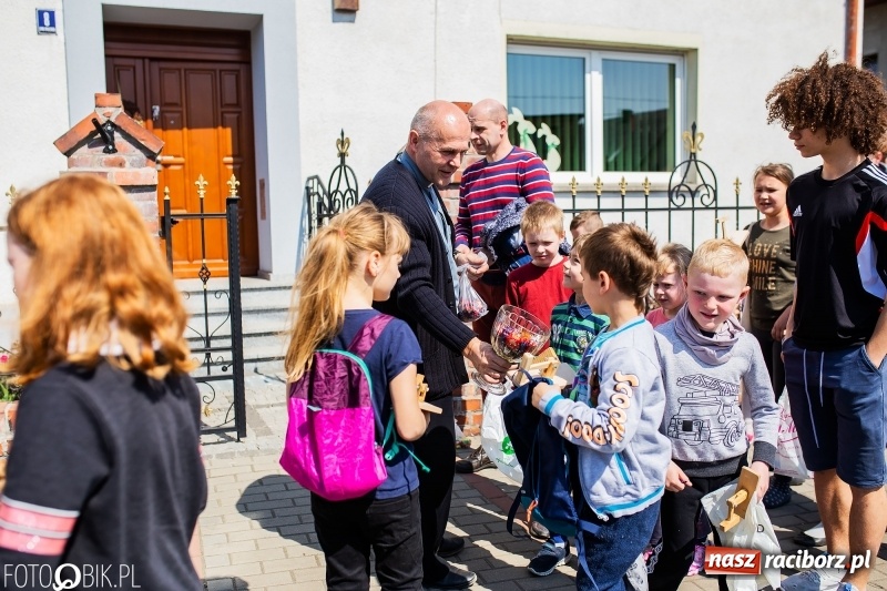 Zdjęcie w galerii na portalu naszraciborz.pl: W Raciborzu-Sudole znów było dziś słychać klekotki wiadomości z regionu