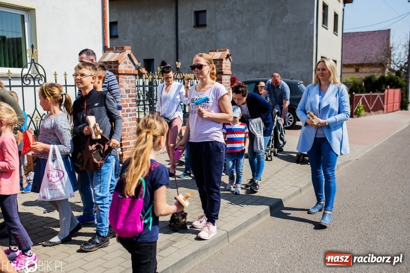 Zdjęcie w galerii na portalu naszraciborz.pl: W Raciborzu-Sudole znów było dziś słychać klekotki wiadomości z regionu