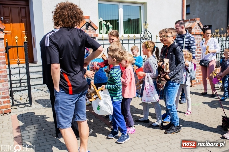 Zdjęcie w galerii na portalu naszraciborz.pl: W Raciborzu-Sudole znów było dziś słychać klekotki wiadomości z regionu