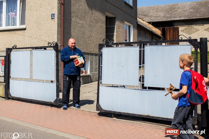 Zdjęcie w galerii na portalu naszraciborz.pl: W Raciborzu-Sudole znów było dziś słychać klekotki wiadomości z regionu