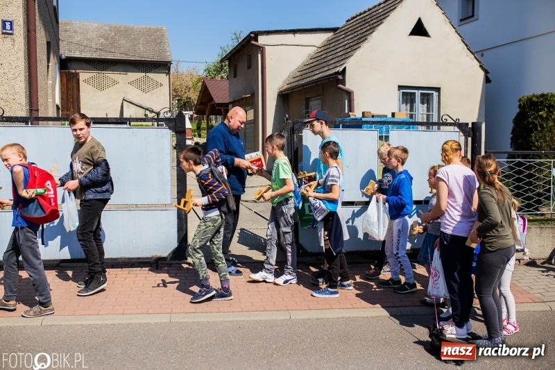 Zdjęcie w galerii na portalu naszraciborz.pl: W Raciborzu-Sudole znów było dziś słychać klekotki wiadomości z regionu