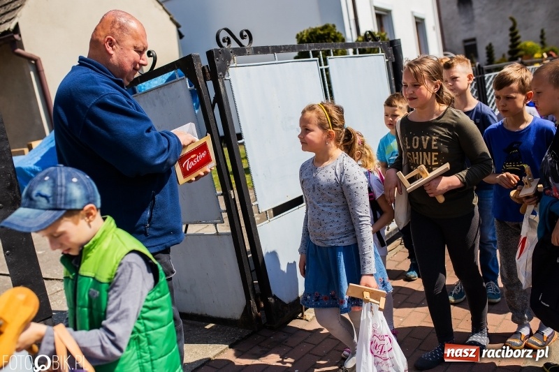 Zdjęcie w galerii na portalu naszraciborz.pl: W Raciborzu-Sudole znów było dziś słychać klekotki wiadomości z regionu
