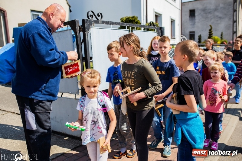 Zdjęcie w galerii na portalu naszraciborz.pl: W Raciborzu-Sudole znów było dziś słychać klekotki wiadomości z regionu