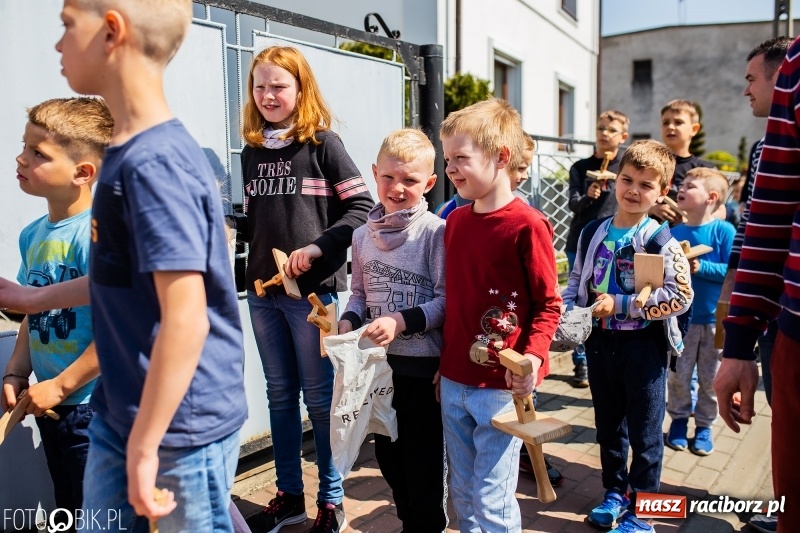 Zdjęcie w galerii na portalu naszraciborz.pl: W Raciborzu-Sudole znów było dziś słychać klekotki wiadomości z regionu