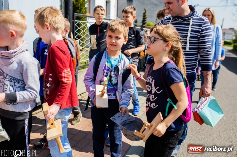 Zdjęcie w galerii na portalu naszraciborz.pl: W Raciborzu-Sudole znów było dziś słychać klekotki wiadomości z regionu
