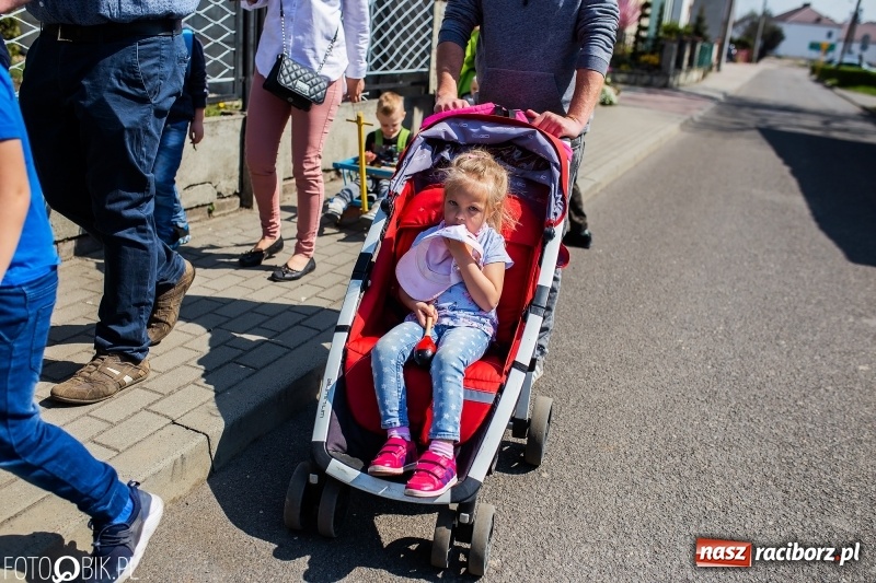 Zdjęcie w galerii na portalu naszraciborz.pl: W Raciborzu-Sudole znów było dziś słychać klekotki wiadomości z regionu