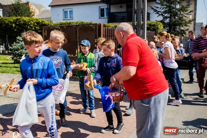 Zdjęcie w galerii na portalu naszraciborz.pl: W Raciborzu-Sudole znów było dziś słychać klekotki wiadomości z regionu