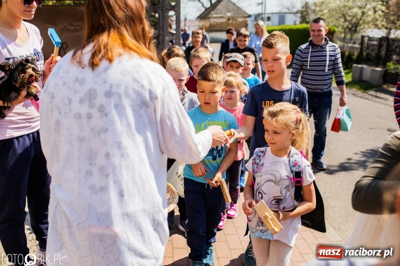 Zdjęcie w galerii na portalu naszraciborz.pl: W Raciborzu-Sudole znów było dziś słychać klekotki wiadomości z regionu