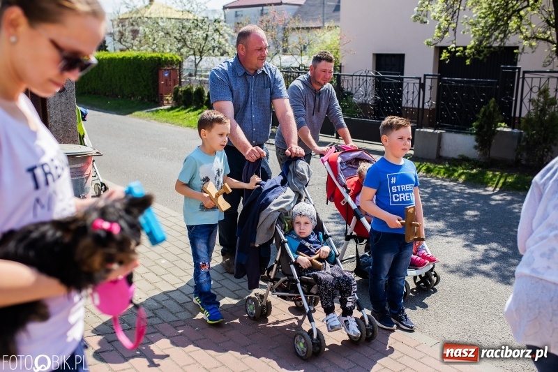 Zdjęcie w galerii na portalu naszraciborz.pl: W Raciborzu-Sudole znów było dziś słychać klekotki wiadomości z regionu