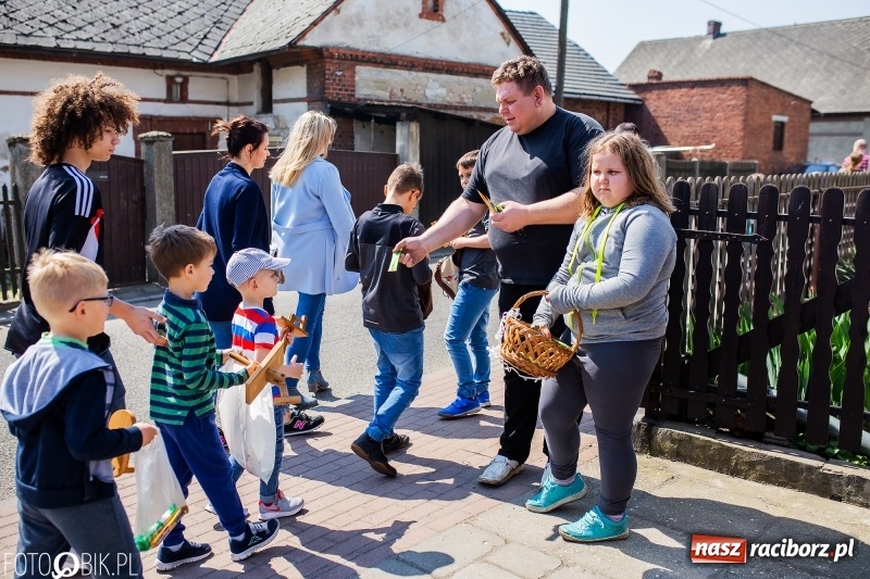 Zdjęcie w galerii na portalu naszraciborz.pl: W Raciborzu-Sudole znów było dziś słychać klekotki wiadomości z regionu