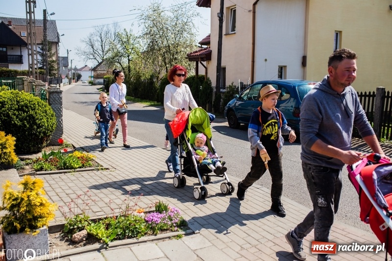 Zdjęcie w galerii na portalu naszraciborz.pl: W Raciborzu-Sudole znów było dziś słychać klekotki wiadomości z regionu