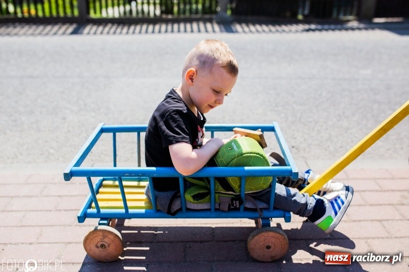 Zdjęcie w galerii na portalu naszraciborz.pl: W Raciborzu-Sudole znów było dziś słychać klekotki wiadomości z regionu