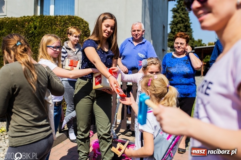 Zdjęcie w galerii na portalu naszraciborz.pl: W Raciborzu-Sudole znów było dziś słychać klekotki wiadomości z regionu