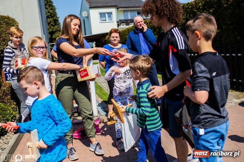Zdjęcie w galerii na portalu naszraciborz.pl: W Raciborzu-Sudole znów było dziś słychać klekotki wiadomości z regionu