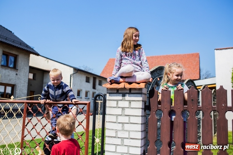 Zdjęcie w galerii na portalu naszraciborz.pl: W Raciborzu-Sudole znów było dziś słychać klekotki wiadomości z regionu