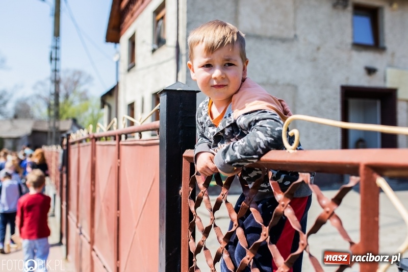 Zdjęcie w galerii na portalu naszraciborz.pl: W Raciborzu-Sudole znów było dziś słychać klekotki wiadomości z regionu