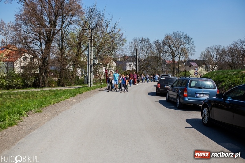 Zdjęcie w galerii na portalu naszraciborz.pl: W Raciborzu-Sudole znów było dziś słychać klekotki wiadomości z regionu