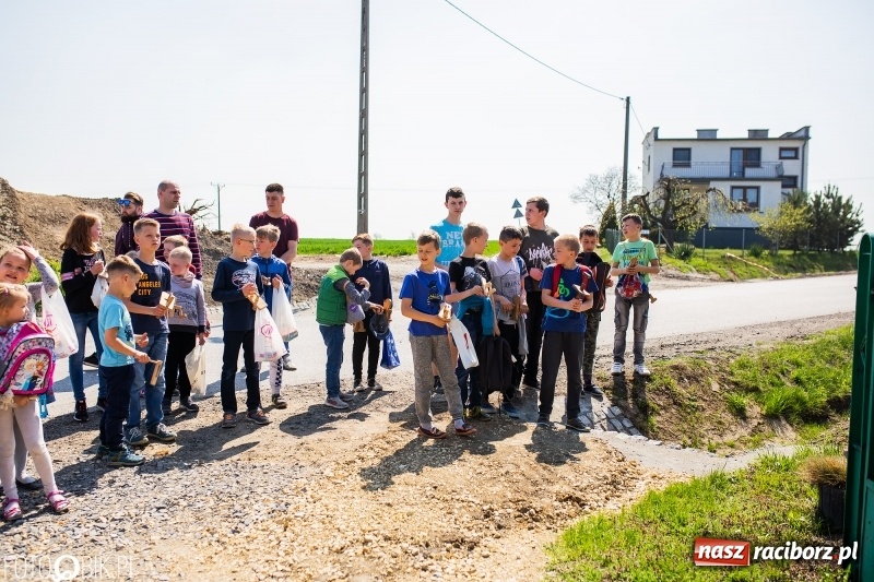 Zdjęcie w galerii na portalu naszraciborz.pl: W Raciborzu-Sudole znów było dziś słychać klekotki wiadomości z regionu