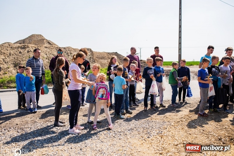 Zdjęcie w galerii na portalu naszraciborz.pl: W Raciborzu-Sudole znów było dziś słychać klekotki wiadomości z regionu
