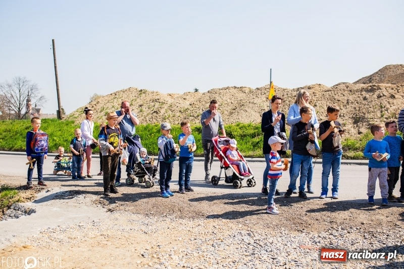 Zdjęcie w galerii na portalu naszraciborz.pl: W Raciborzu-Sudole znów było dziś słychać klekotki wiadomości z regionu
