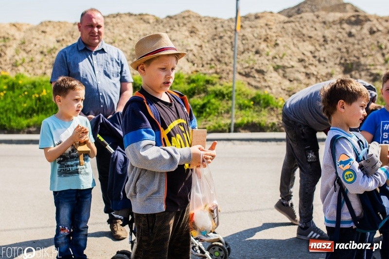 Zdjęcie w galerii na portalu naszraciborz.pl: W Raciborzu-Sudole znów było dziś słychać klekotki wiadomości z regionu