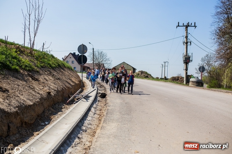 Zdjęcie w galerii na portalu naszraciborz.pl: W Raciborzu-Sudole znów było dziś słychać klekotki wiadomości z regionu