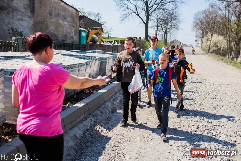 Zdjęcie w galerii na portalu naszraciborz.pl: W Raciborzu-Sudole znów było dziś słychać klekotki wiadomości z regionu