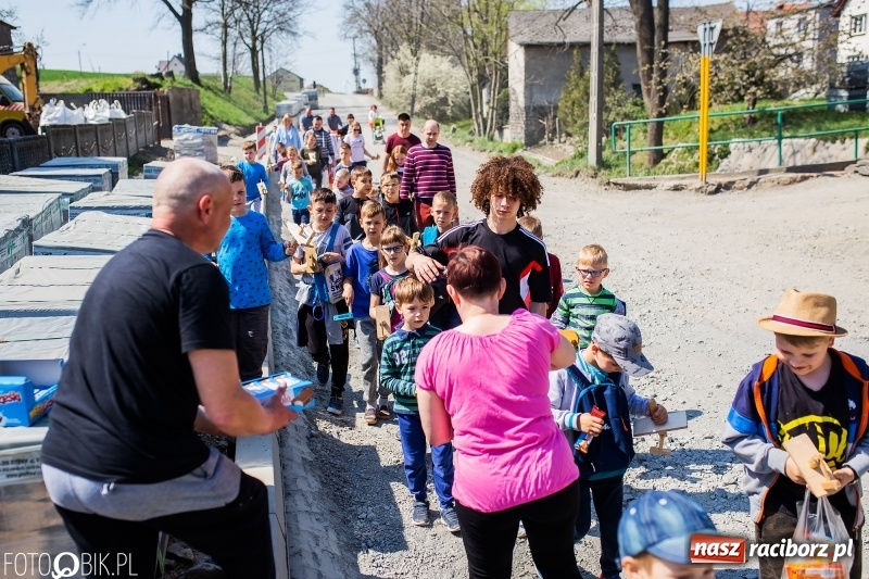 Zdjęcie w galerii na portalu naszraciborz.pl: W Raciborzu-Sudole znów było dziś słychać klekotki wiadomości z regionu