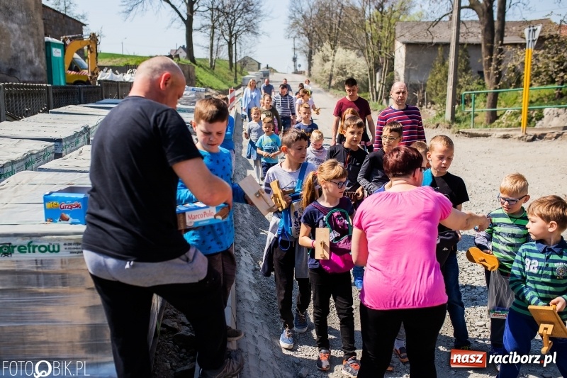 Zdjęcie w galerii na portalu naszraciborz.pl: W Raciborzu-Sudole znów było dziś słychać klekotki wiadomości z regionu