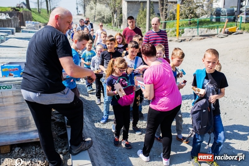 Zdjęcie w galerii na portalu naszraciborz.pl: W Raciborzu-Sudole znów było dziś słychać klekotki wiadomości z regionu