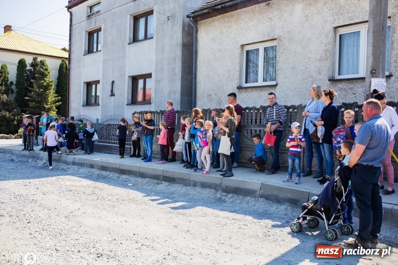 Zdjęcie w galerii na portalu naszraciborz.pl: W Raciborzu-Sudole znów było dziś słychać klekotki wiadomości z regionu