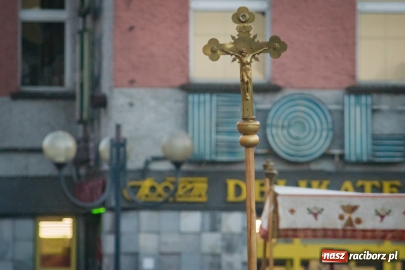 Zdjęcie w galerii na portalu naszraciborz.pl: Krzyż jest tronem miłosierdzia [FOTO] wiadomości z regionu