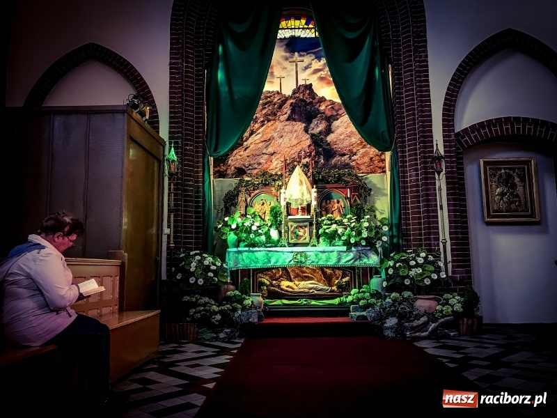 Zdjęcie w galerii na portalu naszraciborz.pl: Dekret biskupa opolskiego o przebiegu Wielkiego Tygodnia. Od Wielkanocy 50 osób w kościele wiadomości z regionu