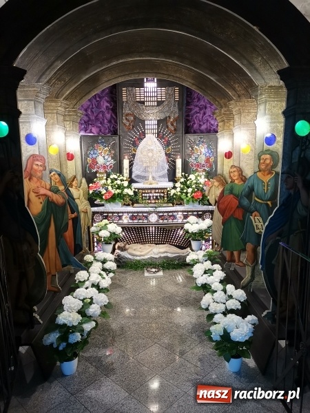 Zdjęcie w galerii na portalu naszraciborz.pl: Dekret biskupa opolskiego o przebiegu Wielkiego Tygodnia. Od Wielkanocy 50 osób w kościele wiadomości z regionu